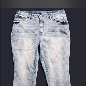 Light Wash Women's capri Jeans - Classic Fit